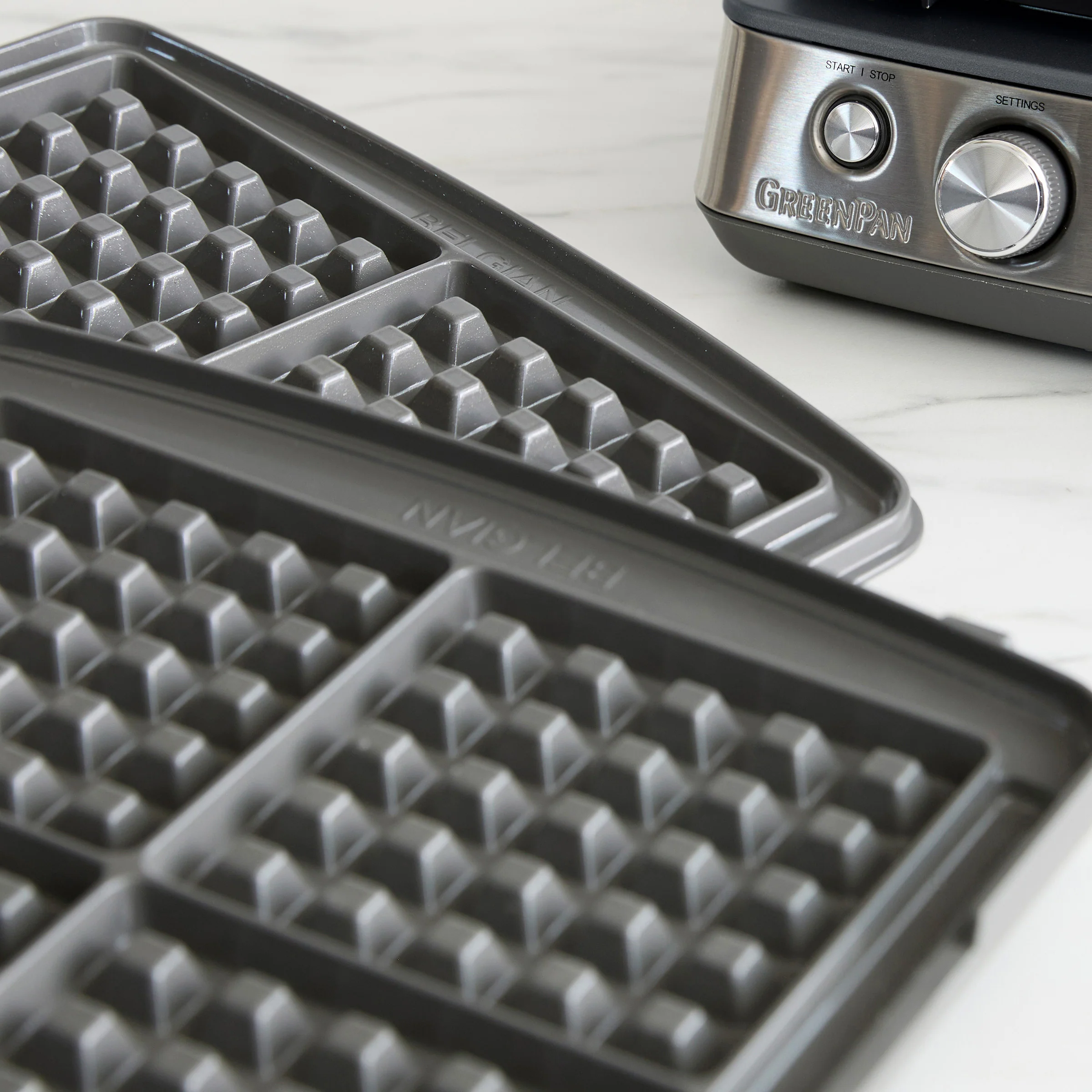Elite Ceramic Nonstick 4-Square Waffle Maker | Graphite - Image 4