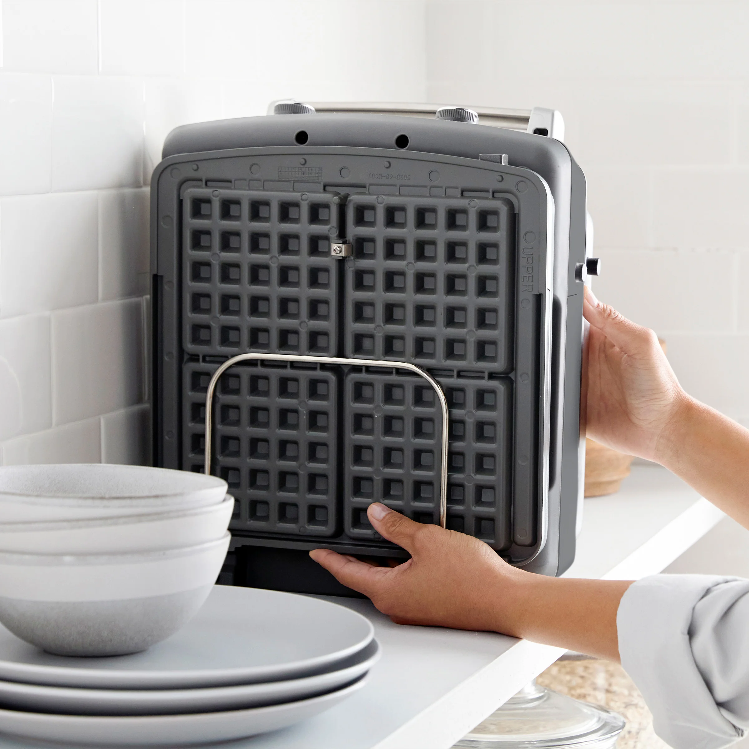 Elite Ceramic Nonstick 4-Square Waffle Maker | Graphite - Image 9