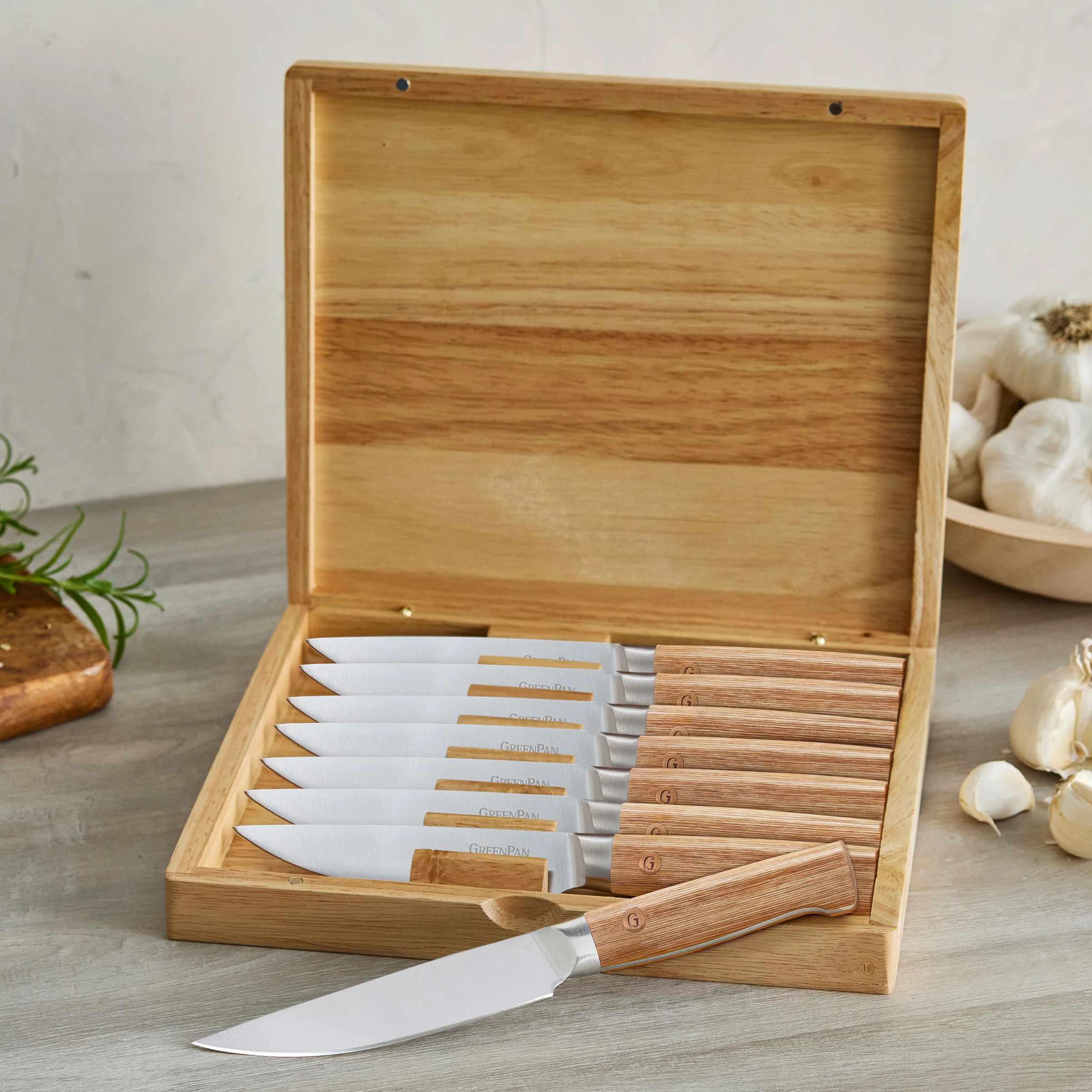 Elite Cutlery 8-Piece Steak Knife Set with Light-Wood Handles - Image 2