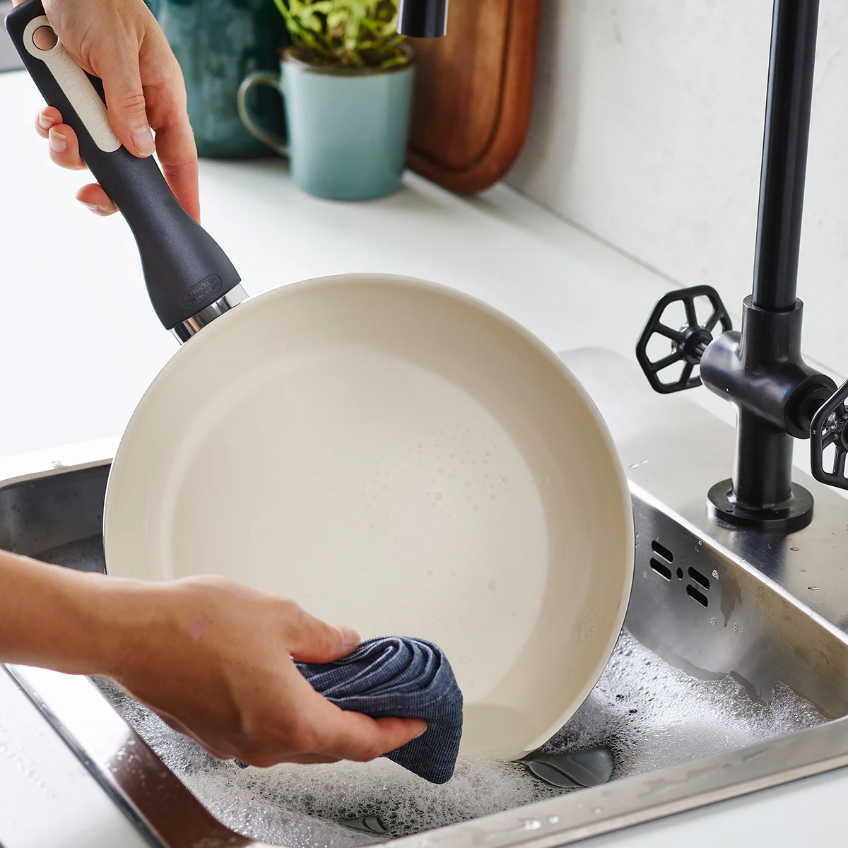 Rio Ceramic Nonstick 8" and 10" Frypan Set | Black - Image 7