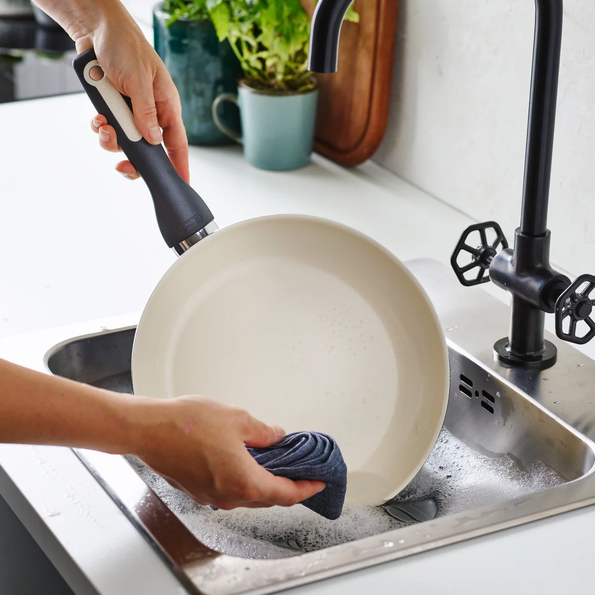 Rio Ceramic Nonstick 7", 9.5" and 11" Frypan Set | Black - Image 9