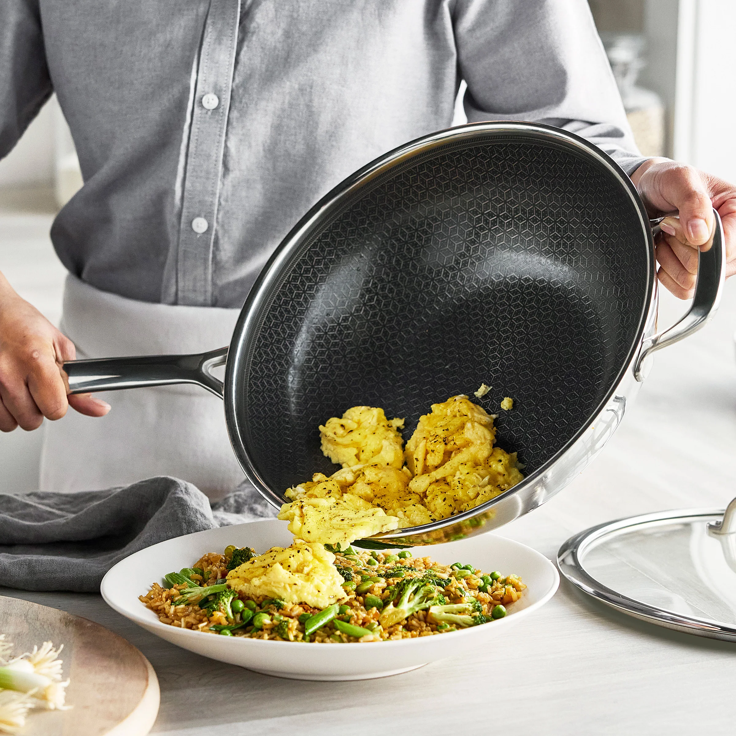 Spectra Thermobond Hybrid Ceramic Nonstick 12" Wok with Lid - Image 5