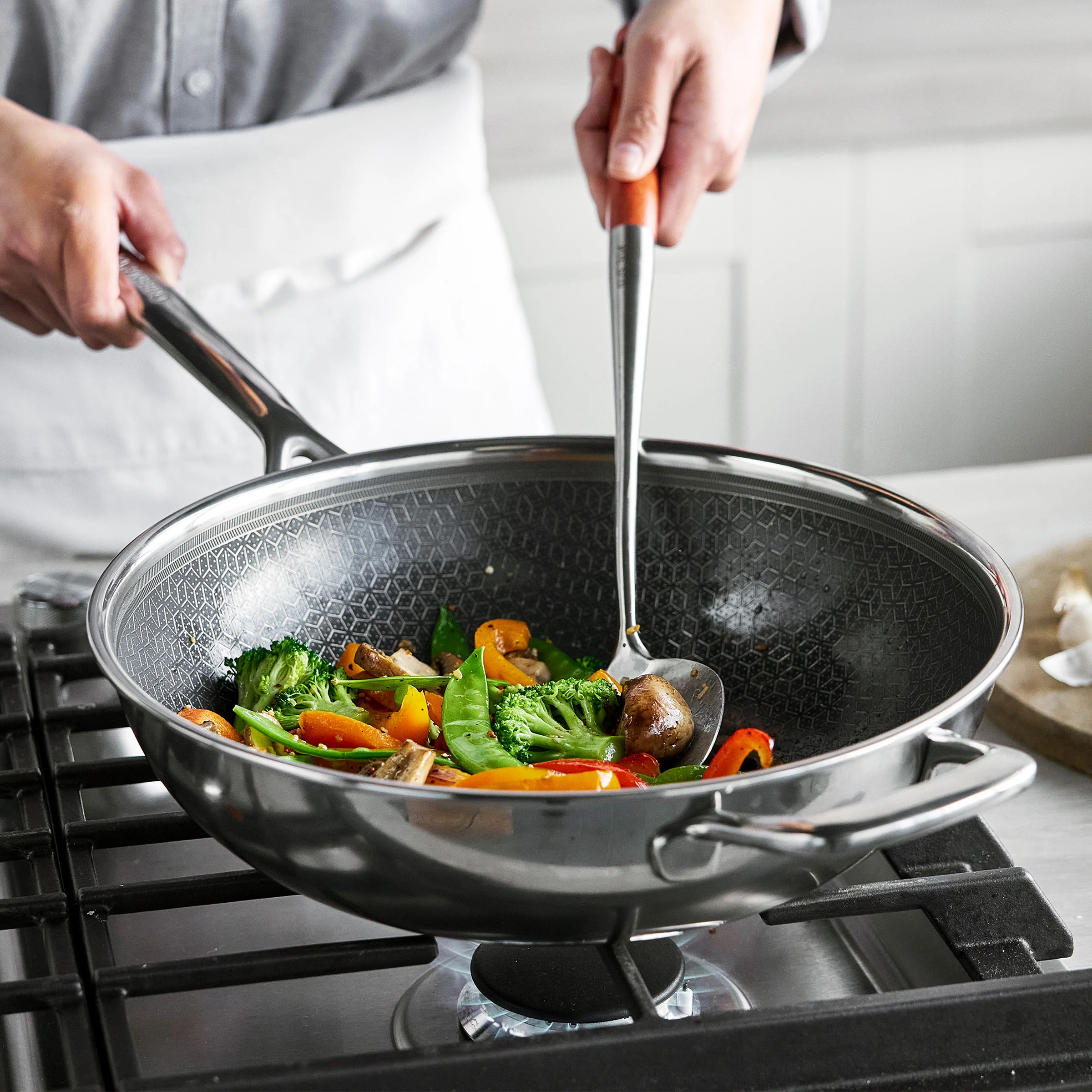Spectra Thermobond Hybrid Ceramic Nonstick 12" Wok with Lid - Image 6